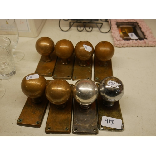 913 - LOT OF OLD DOOR KNOBS