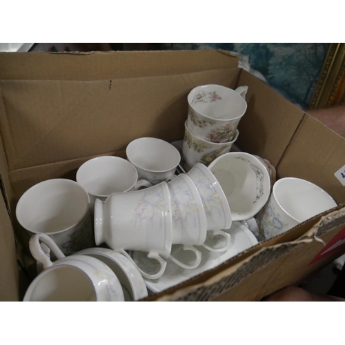 927 - BOX OF MIXED CHINA