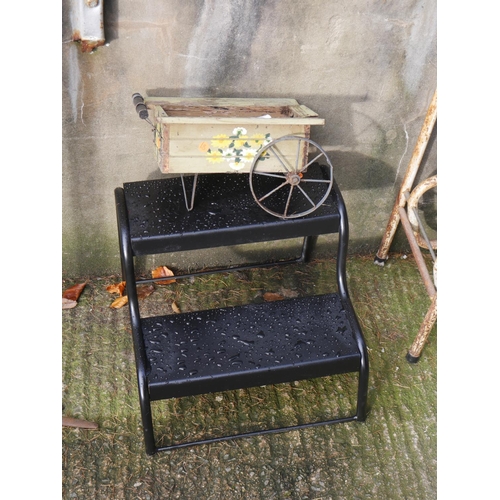 96 - STOOL & SMALL PLANTER