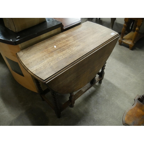 579 - OAK DROP LEAF TABLE