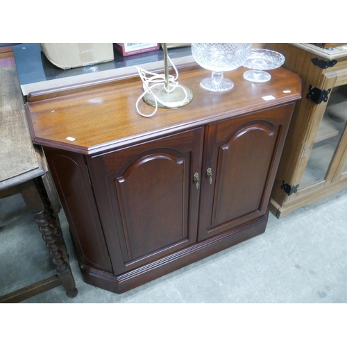 580 - MAHOGANY CABINET