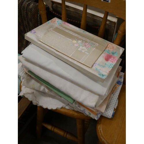 587 - LOT OF LINEN