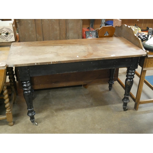 663 - VICTORIAN WORK TABLE WITH SINGLE LEAF DROP