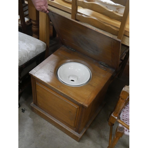 675 - COMMODE