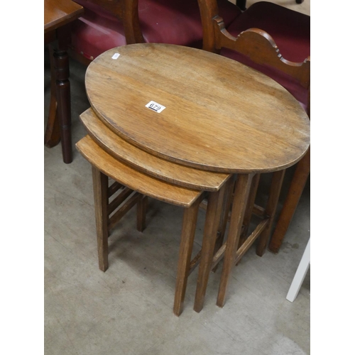 679 - OAK NEST OF TABLES