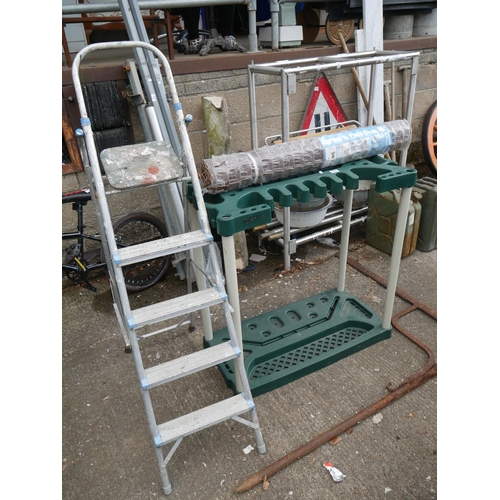 75 - TOOL STAND & GARDEN PLANT MESH PLUS STEP LADDER