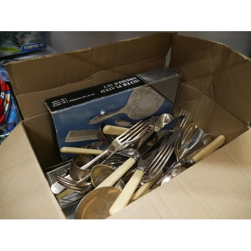 658 - BOX OF MIXED CUTLERY