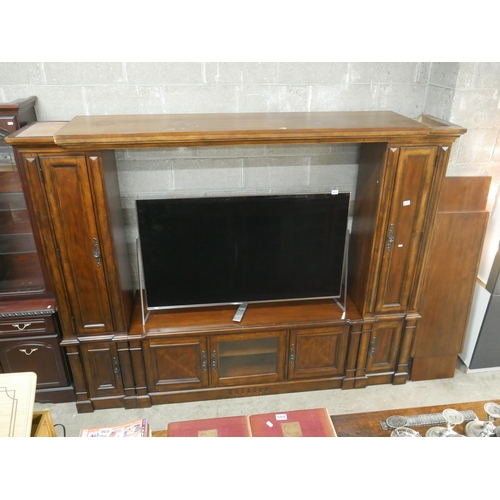 686 - LARGE MAHOGANY TV SURROUND