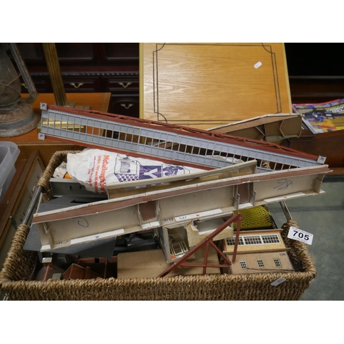 705 - LOT OF RAILWAY MODELS