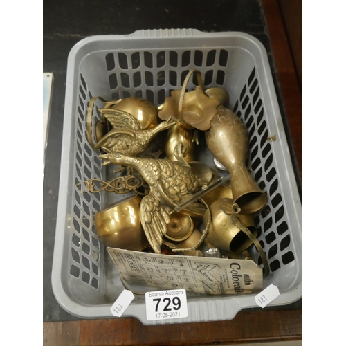 729 - BOX OF BRASS ITEMS