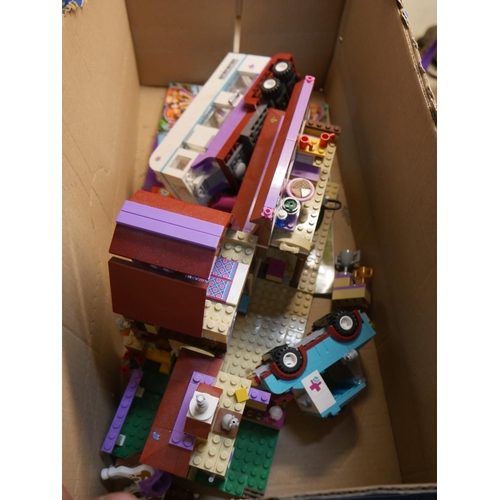 746 - BOX OF LEGO