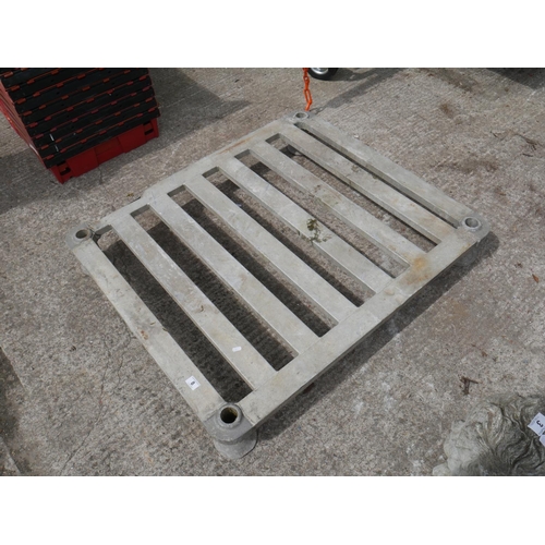 8 - ALUMINIUM PALLET