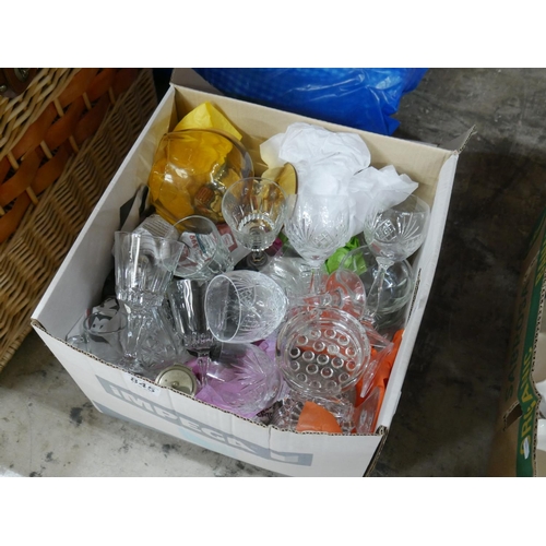 845 - BOX OF MIXED GLASSWARE ETC