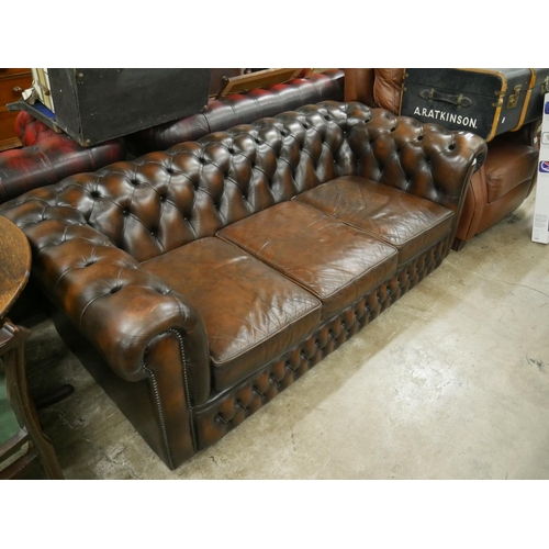 531 - CHESTERFIELD DEEP BUTTON CLUB COUCH