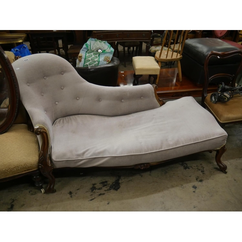 555 - VICTORIAN ROSEWOOD CAB LEG CHAISE LONGUE (REPAIR NEEDED)