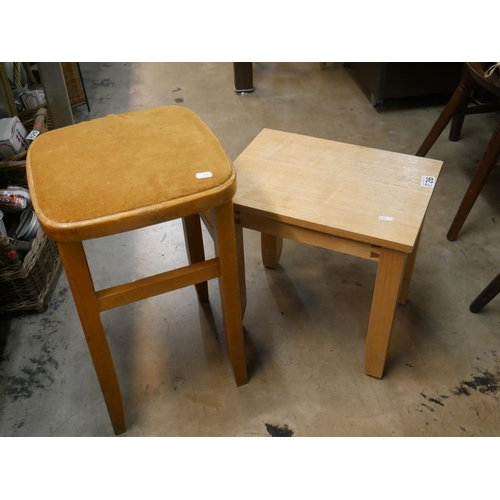 826 - 2 STOOLS