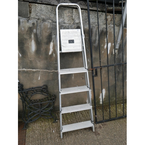 101 - STEP LADDER