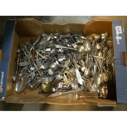 671 - BOX OF CUTLERY