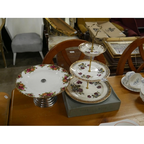 558 - 2 CAKE STANDS