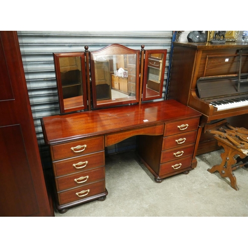 648 - DRESSING TABLE