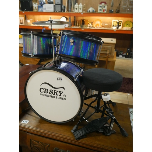 679 - TOY DRUM KIT