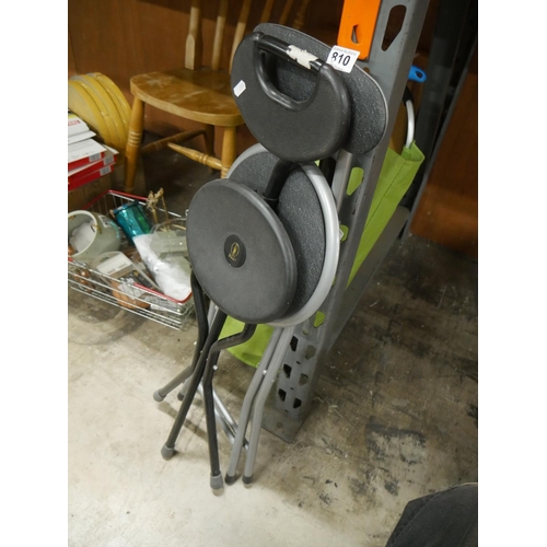 810 - 2 FOLDING STOOLS