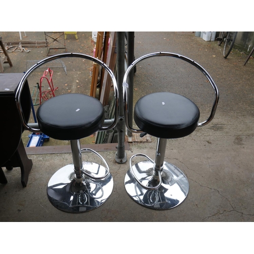 114 - 2 STOOLS