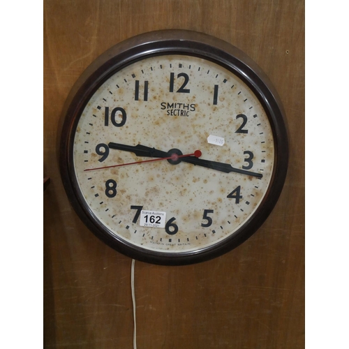 162 - BAKELITE CLOCK