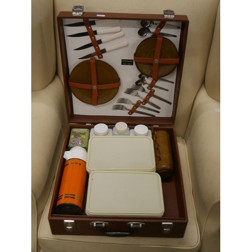 459 - VINTAGE PICNIC SET