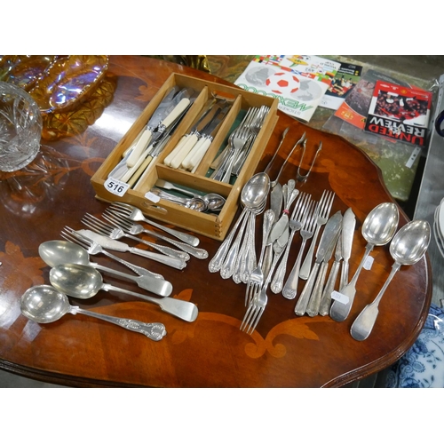 516 - LOT OF CUTLERY