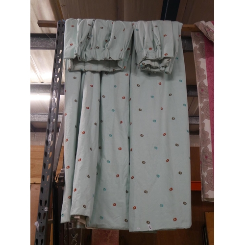 564 - PAIR OF CURTAINS 104