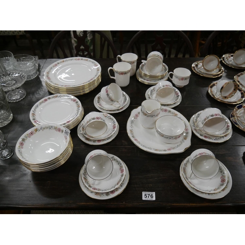 580 - ROYAL ALBERT BELINDA TEA & DINNER SERVICE