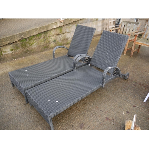 66 - 2 SUN LOUNGERS