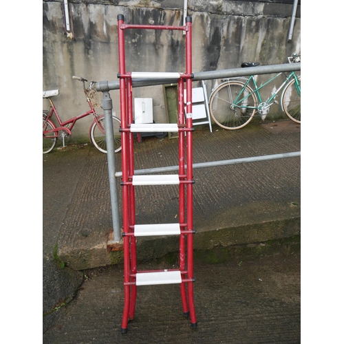 71 - STEP LADDER