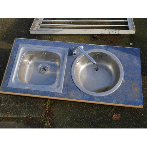 16 - STAINLESS STEEL SINKS & WORKTOP