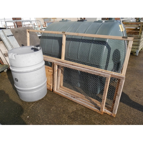 5 - CHICKEN RUN & WATER BARREL