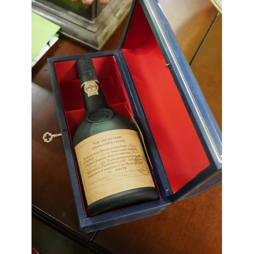 657 - CASED COLLECTABLE PORT