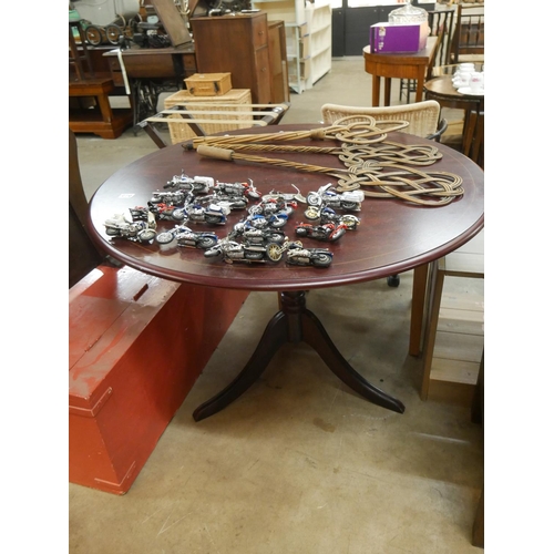 670 - MAHOGANY TABLE