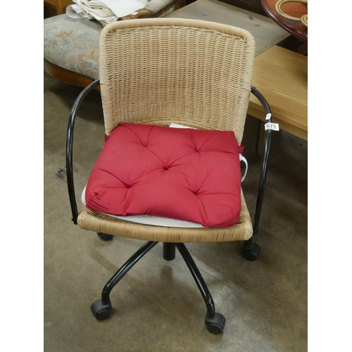 675 - DESK CHAIR