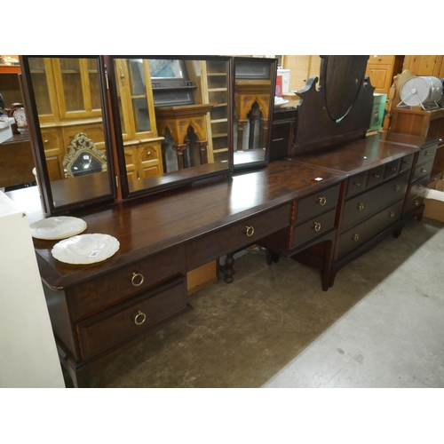 739 - MAHOGANY DRESSING TABLE, CHEST OF DRAWERS & BEDSIDE LOCKER