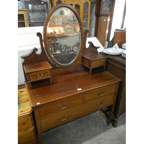 752 - DRESSING TABLE