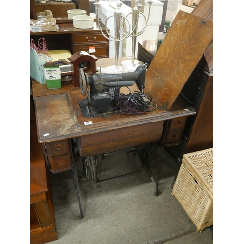 781 - SINGER SEWING MACHINE IN TABLE