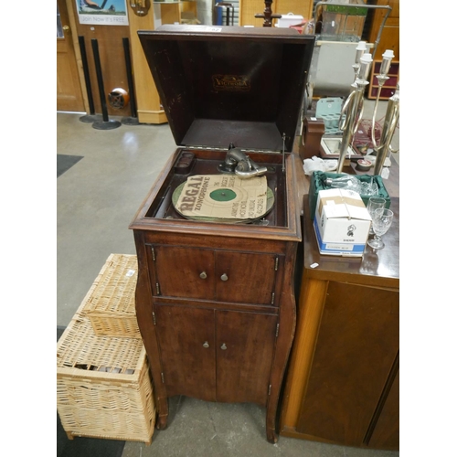 782 - VICTROLA GRAMOPHONE IN CABINET