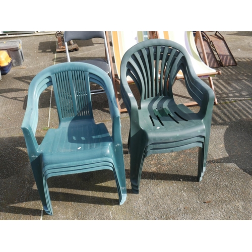 38 - LOT OF PLASTIC CHAIRS