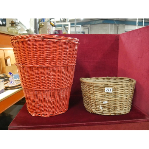 749 - BASKETS