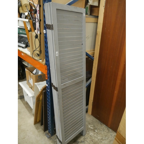 792 - LOUVERED SCREEN