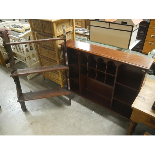 731 - MAHOGANY WALL BRACKET & BOOKCASE