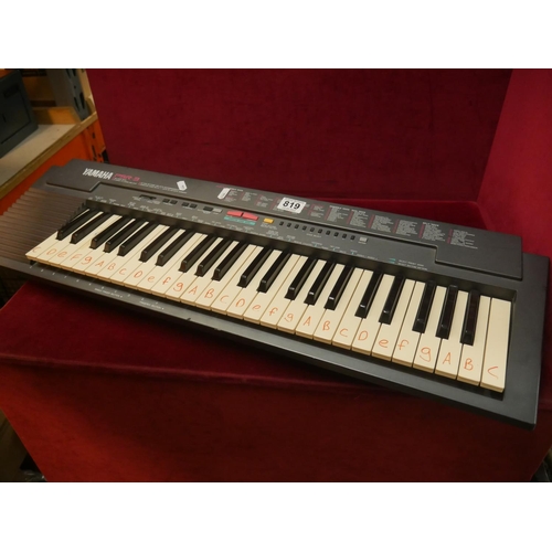 819 - YAMAHA KEYBOARD