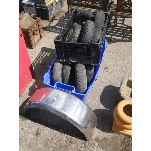 89 - 2 MUDGUARDS & SELECTION OF WHEELS