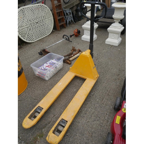 118 - PALLET TRUCK